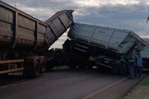 Batida entre caminh&otilde;es interdita trecho da MS-276 entre Dourados e Deod&aacute;polis (v&iacute;deo)