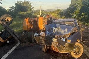 Batida parte trator ao meio e deixa quatro feridos na MS-080, em Rio Negro (v&iacute;deo)