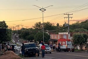 Pedestre tenta atrevessar rua e &eacute; atropelado por motocicleta em Anast&aacute;cio