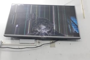 B&ecirc;bado, filho quebra TV com soco e amea&ccedil;a incendiar casa em Parana&iacute;ba