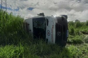 Van da Secretaria de Sa&uacute;de tomba e motorista fica ferido na MS-306