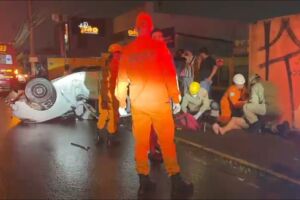 Carro oficial capota na Avenida Zahran e motorista deixa mulher ferida