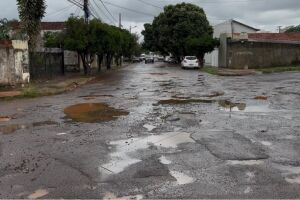 Motoristas precisam passar na contram&atilde;o para desviar dos buracos