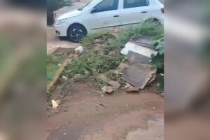 Entulho jogado bloqueia metade da rua