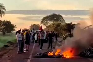 Pedindo melhorias em rodovia, ind&iacute;genas bloqueiam MS-162 entre Sidrol&acirc;ndia e Quebra Coco (v&iacute;deo)