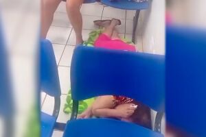 Idosa espera atendimento no ch&atilde;o e pacientes relatam demora de at&eacute; 6 horas na UPA Moreninha