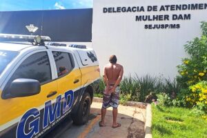O homem tamb&eacute;m agrediu a companheira com socos e chutes 