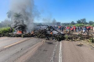 Servi&ccedil;os essenciais passam em meio ao fogo de protesto na BR-163