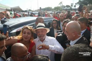 Lula desce de carro oficial e abra&ccedil;a apoiadores em Campo Grande&nbsp;(v&iacute;deo)