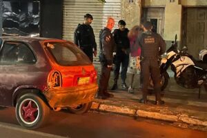 Idoso b&ecirc;bado n&atilde;o percebe batida contra carro e vai em bar para 'saidera' em Tr&ecirc;s Lagoas