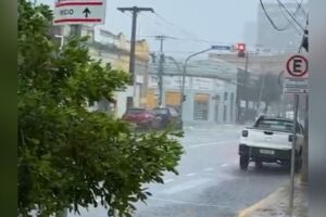 Preparou o barco? Calor&atilde;o da manh&atilde; d&aacute; lugar a forte chuva em Campo Grande (v&iacute;deo)