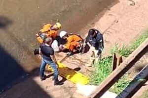 Homem cai de viaduto e &eacute; socorrido dentro de c&oacute;rrego na Ernesto Geisel (v&iacute;deo)