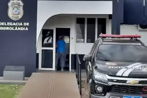 O homem estava sem cal&ccedil;as ou cueca em frente &agrave; adolescente que dormia