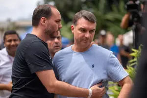 Carlos e Fl&aacute;vio Bolsonaro