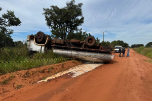 Motorista tomba caminh&atilde;o carregado com leite e morre em Nova Andradina