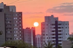 Calor e umidade baixa marcam o s&aacute;bado