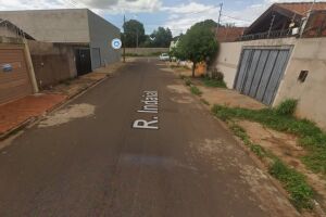Homem &eacute; acusado de furto e agredido a capacetadas no Campo Nobre