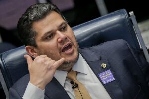 Senador definiu data para derrubada de vetos