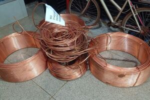Trio &eacute; preso com 360 quilos de fios de cobre furtados de obra em Dourados (v&iacute;deo)
