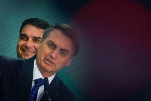Fl&aacute;vio &eacute; acusado de 'esconder' o pai 