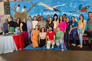 Escritora revisita ra&iacute;zes e leva lan&ccedil;amento de livro infantil para escolas de Bandeirantes