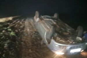 Motorista capota carro na BR-060, em Para&iacute;so das &Aacute;guas