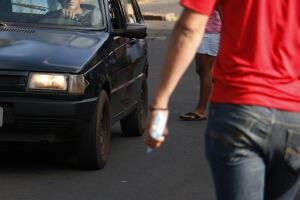 Motorista de aplicativo &eacute; agredido durante tentativa de roubo em Campo Grande