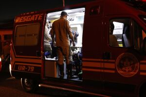 Jovem &eacute; esfaqueado no peito depois de cumprimentar desconhecido no meio da rua
