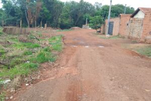S&oacute; promessa? Moradores cobram retomada de obra de asfalto no Ramez Tebet
