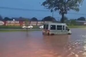 Carros arriscam travessia e correm risco de 'PT' durante temporal (v&iacute;deo)