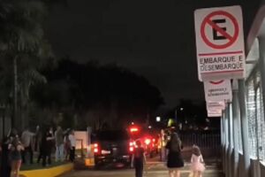 F&atilde;s cercam aeroporto de Campo Grande &agrave; espera do Guns N' Roses (v&iacute;deo)