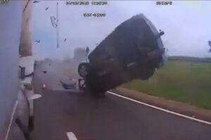 Carro 'voa' e capota 4 vezes ap&oacute;s motorista dormir e bater em caminh&atilde;o (v&iacute;deo)