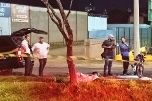 Mulher morre atropelada por motocicleta na Avenida C&ocirc;nsul Assaf Trad (v&iacute;deo)