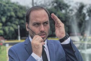 Suplente de Carlos Bolsonaro mant&eacute;m assessores suspeitos de rachadinha