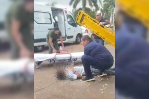 Rapaz cai de escada e fica gravemente ferido durante trabalho em Itapor&atilde;