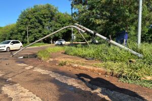 Picape derruba sem&aacute;foro e deixa destro&ccedil;os pela rua (v&iacute;deo)