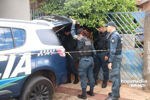 Momento em que suspeito &eacute; levado pela pol&iacute;cia
