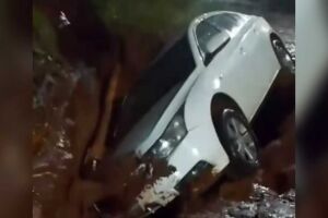 Carro &eacute; 'engolido' por cratera no Ramez Tebet (v&iacute;deo)