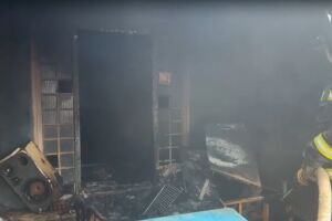 O inc&ecirc;ndio aconteceu no final da manh&atilde; de hoje