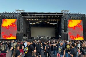F&atilde;s enfrentam calor e tr&acirc;nsito para show hist&oacute;rico do Guns N' Roses em Campo Grande (v&iacute;deo)
