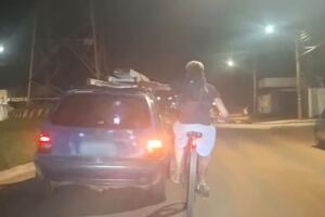 Ciclista &eacute; flagrado pegando 'carona' em traseira de carro na Avenida Guaicurus (v&iacute;deo)