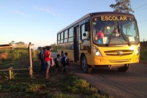 Calote da prefeitura paralisa transporte escolar rural e alunos perdem aula em Campo Grande