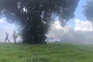 Inc&ecirc;ndio come&ccedil;a no motor e destr&oacute;i saveiro em Campo Grande (v&iacute;deo)