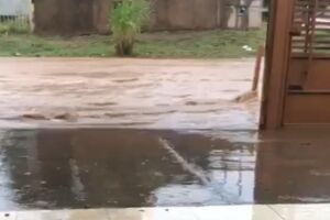 Sem 'bocas de lobo', &aacute;gua das chuvas entra na casa de moradores do Los Angeles (v&iacute;deo)