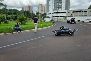 Batida entre carro e moto na rotat&oacute;ria da Rachid Neder deixa tr&acirc;nsito lento