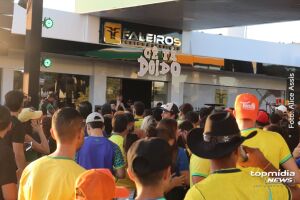 C&ecirc; t&aacute; doido? Homem briga durante show e quebra janela de viatura da PM