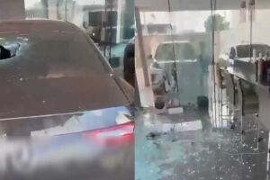 Grava&ccedil;&atilde;o mostra mulher danificando casa e carro de luxo de servidor p&uacute;blico em MS (v&iacute;deo)