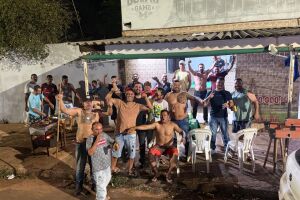 Grupo que se re&uacute;ne &agrave;s quintas-feiras celebra anivers&aacute;rio amigo no Tarum&atilde;