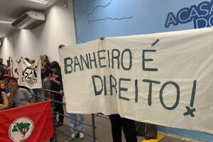 Manifestantes lotam C&acirc;mara Municipal contra restri&ccedil;&atilde;o em banheiros femininos (v&iacute;deo)