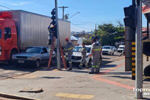 Sem&aacute;foro desligado causa acidente entre carro e motocicleta na Avenida Salgado Filho (v&iacute;deo)